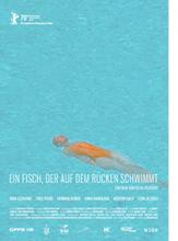 Ein Fisch, der auf dem Rücken schwimmt